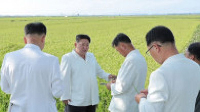 Liderul nord-coreean Kim Jong Un a vizitat ferme afectate de furtuna Khanun. FOTO: Profimedia Images | Poza 2 din 7
