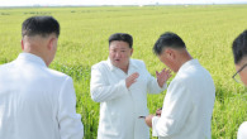 Liderul nord-coreean Kim Jong Un a vizitat ferme afectate de furtuna Khanun. FOTO: Profimedia Images | Poza 3 din 7