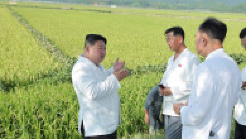 Liderul nord-coreean Kim Jong Un a vizitat ferme afectate de furtuna Khanun. FOTO: Profimedia Images | Poza 4 din 7