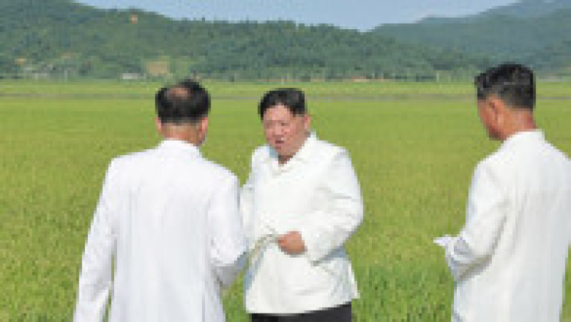 Liderul nord-coreean Kim Jong Un a vizitat ferme afectate de furtuna Khanun. FOTO: Profimedia Images | Poza 5 din 7