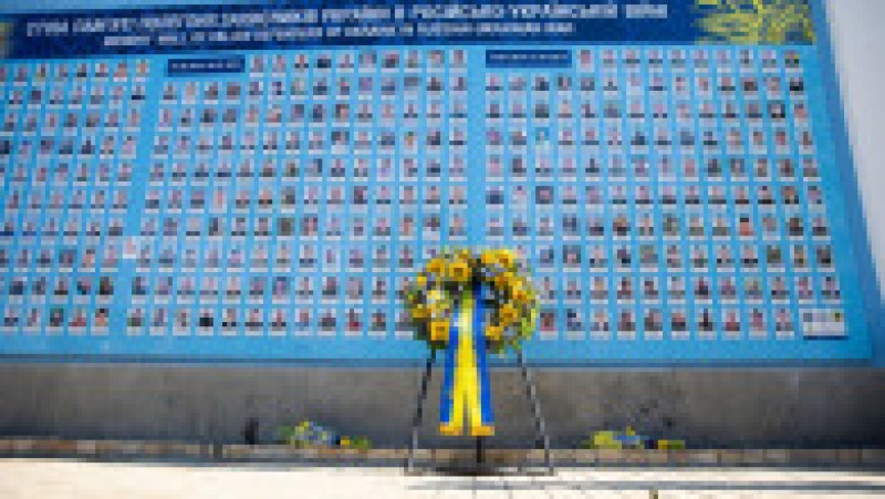Preşedintele Ucrainei, Volodimir Zelenski, şi Prima Doamnă, Olena Zelenska, le-au adus, joi, un omagiu ucrainenilor uciși în războiul cu Rusia. FOTO: Profimedia Images | Poza 5 din 5