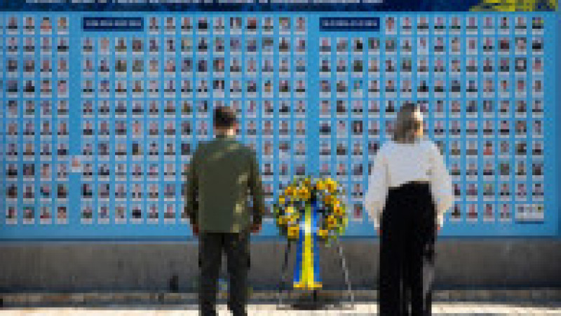 Preşedintele Ucrainei, Volodimir Zelenski, şi Prima Doamnă, Olena Zelenska, le-au adus, joi, un omagiu ucrainenilor uciși în războiul cu Rusia. FOTO: Profimedia Images | Poza 4 din 5