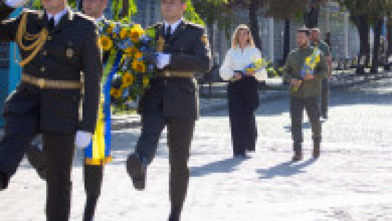 Preşedintele Ucrainei, Volodimir Zelenski, şi Prima Doamnă, Olena Zelenska, le-au adus, joi, un omagiu ucrainenilor uciși în războiul cu Rusia. FOTO: Profimedia Images | Poza 1 din 5