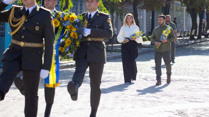 Preşedintele Ucrainei, Volodimir Zelenski, şi Prima Doamnă, Olena Zelenska, le-au adus, joi, un omagiu ucrainenilor uciși în războiul cu Rusia. FOTO: Profimedia Images