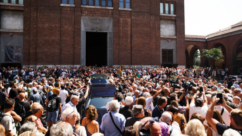 Slujba de înmormântare a avut loc în biserica catolică Santi Nereo e Achilleo din Milano Sursa foto: Profimedia Images