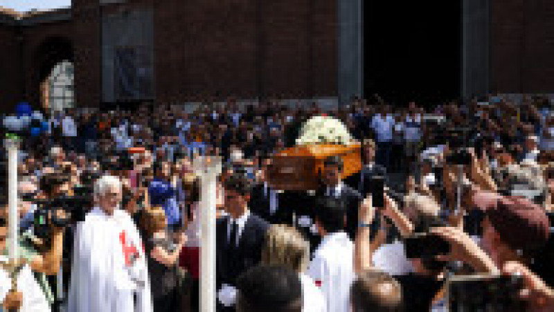 Slujba de înmormântare a avut loc în biserica catolică Santi Nereo e Achilleo din Milano Sursa foto: Profimedia Images | Poza 5 din 8