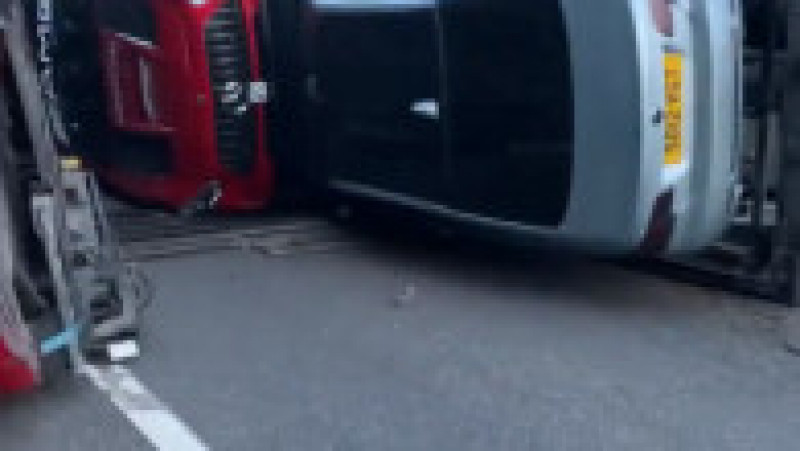 Pagube de milioane după ce un trailer auto încărcat cu mașini Aston Martin și Lamborghini s-a răsturnat pe un drum, în Anglia FOTO: captură video Twitter/ Kent 999s | Poza 4 din 9