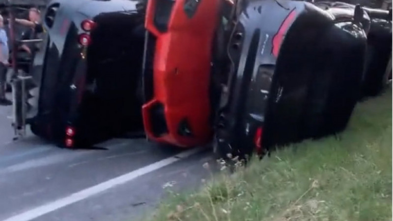 Pagube de milioane după ce un trailer auto încărcat cu mașini Aston Martin și Lamborghini s-a răsturnat pe un drum, în Anglia FOTO: captură video Twitter/ Kent 999s