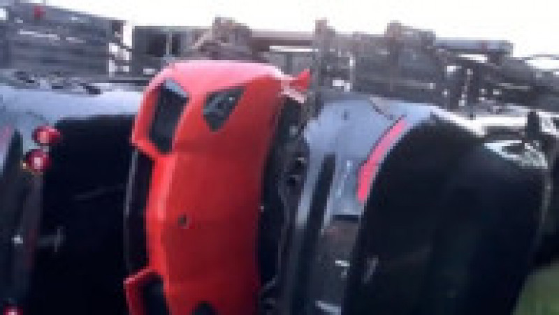 Pagube de milioane după ce un trailer auto încărcat cu mașini Aston Martin și Lamborghini s-a răsturnat pe un drum, în Anglia FOTO: captură video Twitter/ Kent 999s | Poza 2 din 9