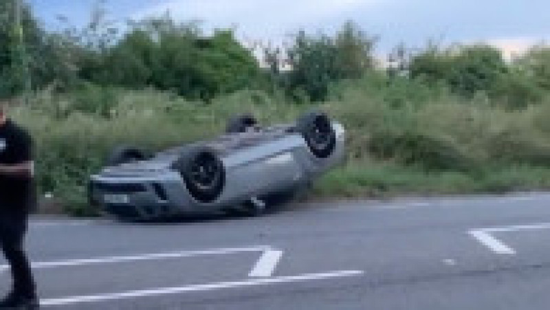 Pagube de milioane după ce un trailer auto încărcat cu mașini Aston Martin și Lamborghini s-a răsturnat pe un drum, în Anglia FOTO: captură video Twitter/ Kent 999s | Poza 3 din 9