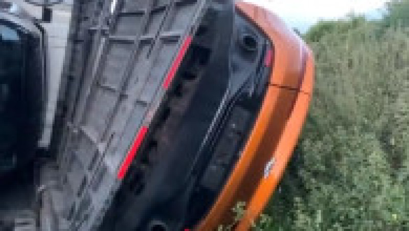 Pagube de milioane după ce un trailer auto încărcat cu mașini Aston Martin și Lamborghini s-a răsturnat pe un drum, în Anglia FOTO: captură video Twitter/ Kent 999s | Poza 6 din 9