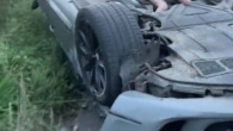 Pagube de milioane după ce un trailer auto încărcat cu mașini Aston Martin și Lamborghini s-a răsturnat pe un drum, în Anglia FOTO: captură video Twitter/ Kent 999s | Poza 7 din 9