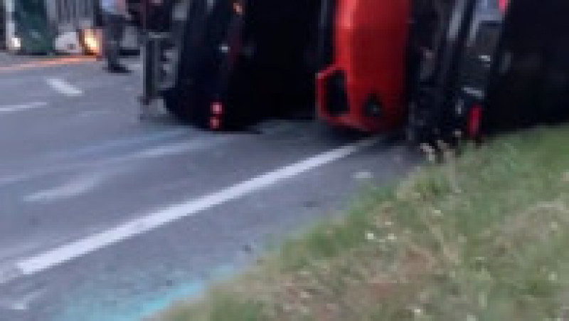 Pagube de milioane după ce un trailer auto încărcat cu mașini Aston Martin și Lamborghini s-a răsturnat pe un drum, în Anglia FOTO: captură video Twitter/ Kent 999s | Poza 8 din 9