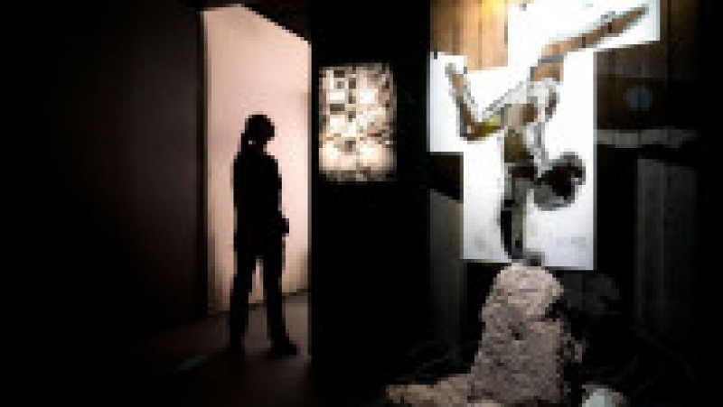 Expoziţia a adus un crâmpei din culisele procesului de realizare a operelor lui Banksy, cu schiţe originale expuse, precum şi şabloane. Sursa foto: Profimedia Images | Poza 4 din 7