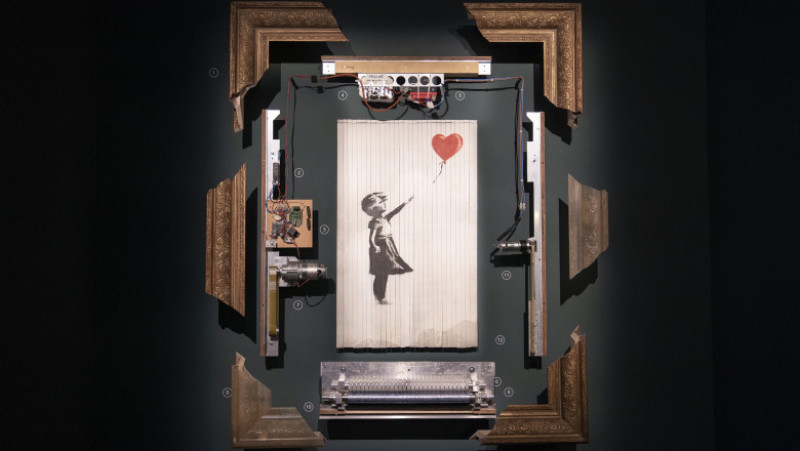 Expoziţia a adus un crâmpei din culisele procesului de realizare a operelor lui Banksy, cu schiţe originale expuse, precum şi şabloane. Sursa foto: Profimedia Images