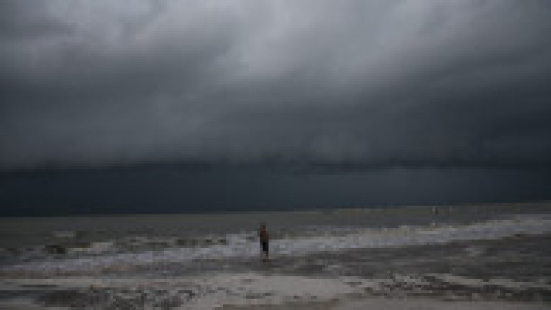 Florida a emis marţi ordine de evacuare pentru mai mulţi locuitori de pe coasta sa vestică înainte de sosirea uraganului Idalia. Foto: Profimedia Images | Poza 1 din 6