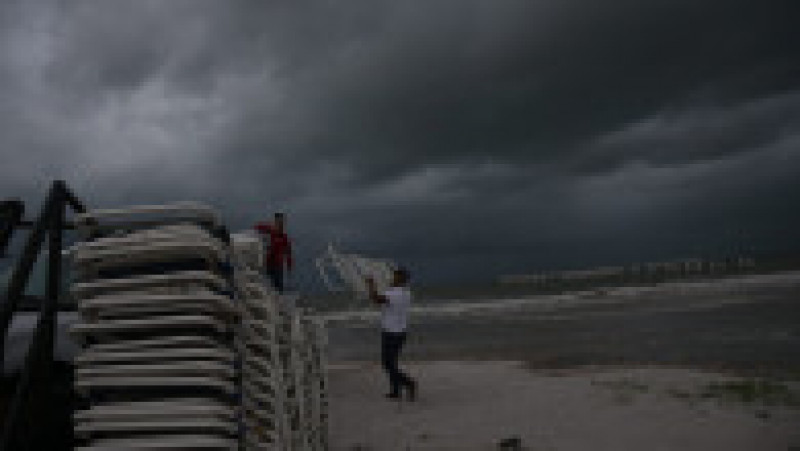 Florida a emis marţi ordine de evacuare pentru mai mulţi locuitori de pe coasta sa vestică înainte de sosirea uraganului Idalia. Foto: Profimedia Images | Poza 2 din 6