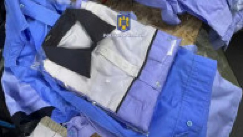 Atelier ilegal de uniforme. Sursa foto: captură video Poliția Română | Poza 3 din 5