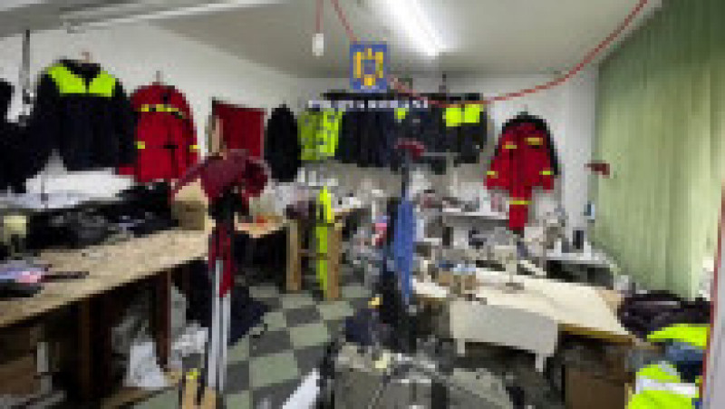 Atelier ilegal de uniforme. Sursa foto: captură video Poliția Română | Poza 2 din 5