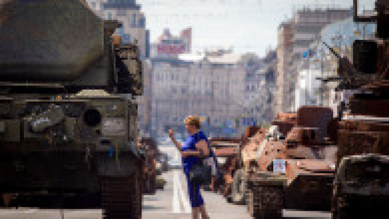 Locuitorii din centrul Kievului spun că le-a plăcut să vadă expus echipament militar rus distrus şi şi-au exprimat speranţa că spiritul de luptă al ucrainenilor de pe front va fi stimulat. Sursa foto: Profimedia Images | Poza 2 din 8