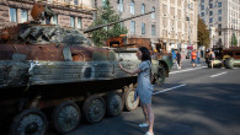 Locuitorii din centrul Kievului spun că le-a plăcut să vadă expus echipament militar rus distrus şi şi-au exprimat speranţa că spiritul de luptă al ucrainenilor de pe front va fi stimulat. Sursa foto: Profimedia Images | Poza 8 din 8