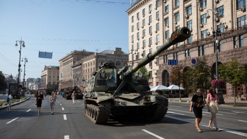 Locuitorii din centrul Kievului spun că le-a plăcut să vadă expus echipament militar rus distrus şi şi-au exprimat speranţa că spiritul de luptă al ucrainenilor de pe front va fi stimulat. Sursa foto: Profimedia Images