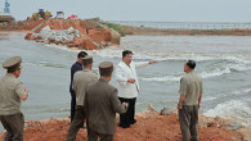 Kim Jong Un caută vinovați pentru inundațiile catastrofale. Dictatorul nord-coreean a vizitat terenurile agricole inundate din comitatului Anbyon din estul ţării. Foto: Profimedia Images | Poza 5 din 5