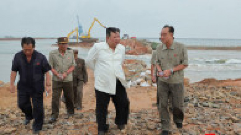 Kim Jong Un caută vinovați pentru inundațiile catastrofale. Dictatorul nord-coreean a vizitat terenurile agricole inundate din comitatului Anbyon din estul ţării. Foto: Profimedia Images | Poza 2 din 5