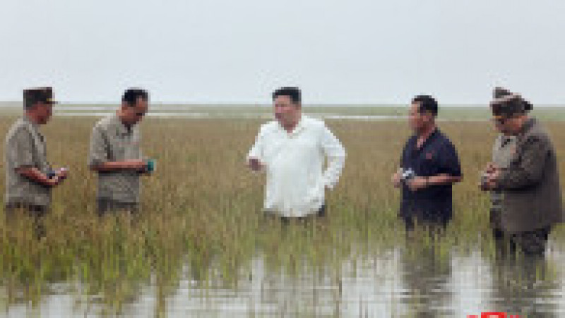 Kim Jong Un caută vinovați pentru inundațiile catastrofale. Dictatorul nord-coreean a vizitat terenurile agricole inundate din comitatului Anbyon din estul ţării. Foto: Profimedia Images | Poza 3 din 5