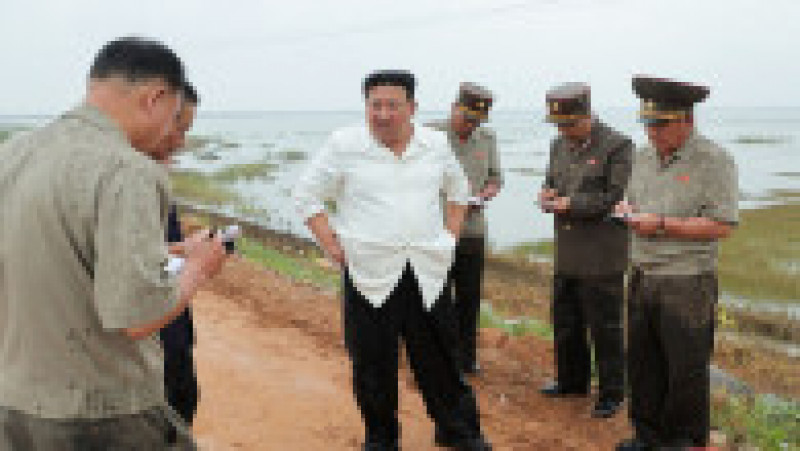 Kim Jong Un caută vinovați pentru inundațiile catastrofale. Dictatorul nord-coreean a vizitat terenurile agricole inundate din comitatului Anbyon din estul ţării. Foto: Profimedia Images | Poza 4 din 5