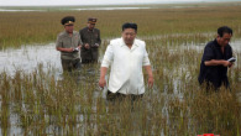 Kim Jong Un caută vinovați pentru inundațiile catastrofale. Dictatorul nord-coreean a vizitat terenurile agricole inundate din comitatului Anbyon din estul ţării. Foto: Profimedia Images | Poza 1 din 5