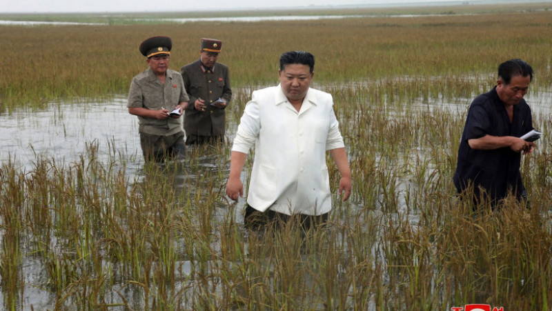 Kim Jong Un caută vinovați pentru inundațiile catastrofale. Dictatorul nord-coreean a vizitat terenurile agricole inundate din comitatului Anbyon din estul ţării. Foto: Profimedia Images