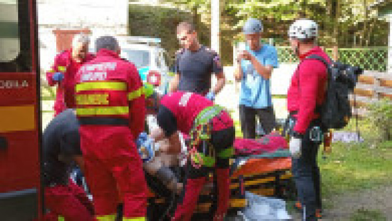 Bărbat rănit grav de o bucată de stâncă, evacuat inconștient de salvamontiști și preluat de elicopterul SMURD. Foto: Salvamont România | Poza 5 din 5