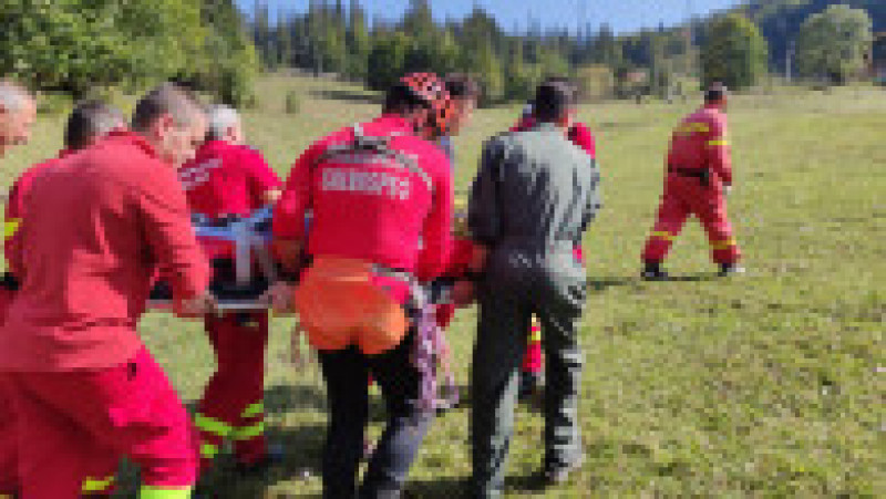 Bărbat rănit grav de o bucată de stâncă, evacuat inconștient de salvamontiști și preluat de elicopterul SMURD. Foto: Salvamont România | Poza 2 din 5