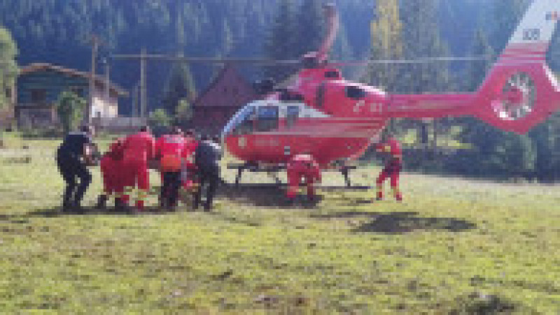 Bărbat rănit grav de o bucată de stâncă, evacuat inconștient de salvamontiști și preluat de elicopterul SMURD. Foto: Salvamont România | Poza 3 din 5