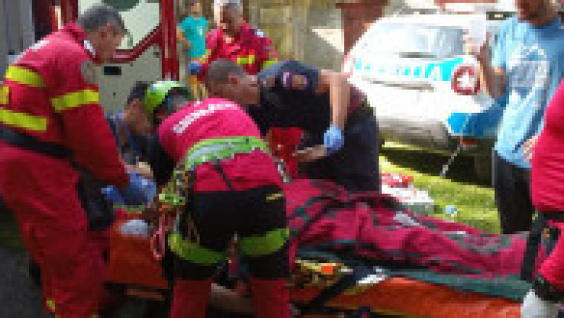 Bărbat rănit grav de o bucată de stâncă, evacuat inconștient de salvamontiști și preluat de elicopterul SMURD. Foto: Salvamont România | Poza 4 din 5