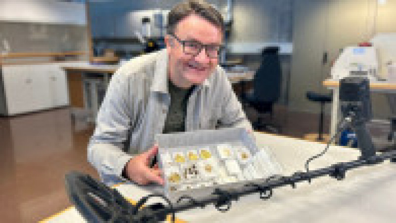 Un bărbat sfătuit de medici să se plimbe mai mult și-a luat cu el și detectorul de metale și a descoperit o comoară FOTO: Profimedia Images | Poza 8 din 10