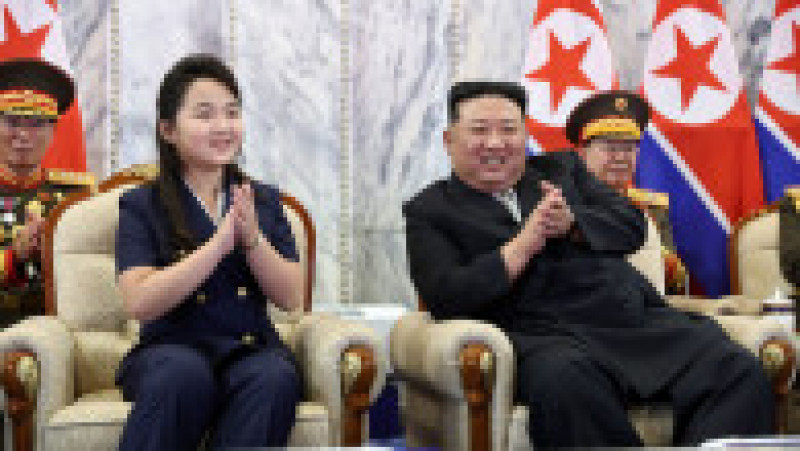 Kim Jong Un și fiica sa au urmărit parada paramilitară din Piața Kim Il Sung din Phenian. Sursa foto: Profimedia Images | Poza 8 din 8