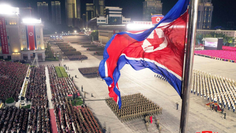 Kim Jong Un și fiica sa au urmărit parada paramilitară din Piața Kim Il Sung din Phenian. Sursa foto: Profimedia Images