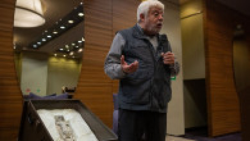 Jurnalistul mexican și expertul în ufologie, Jaime Maussan, prezintă „mumiile de extratereștri” în Congresul mexican. Foto: Profimedia Images | Poza 4 din 12