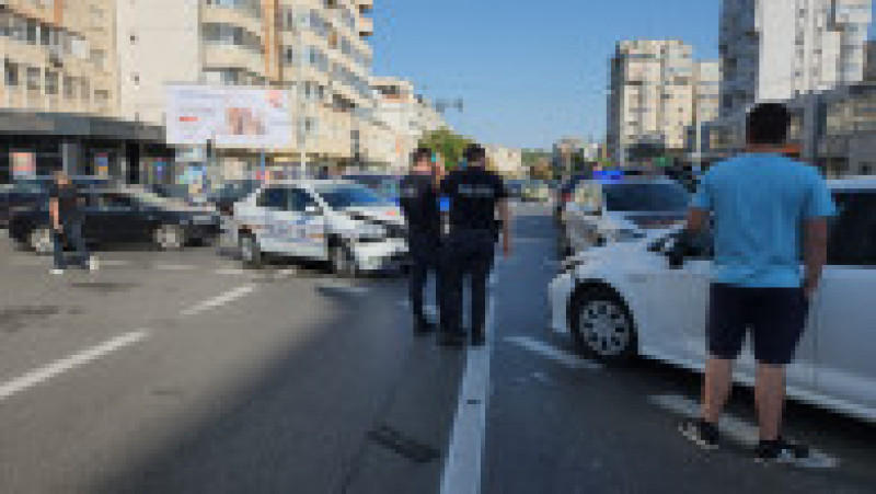 Mașină de poliție în misiune, lovită într-o intersecție. Doi polițiști, la spital. Sursa foto: Ziarul de Iași | Poza 3 din 4