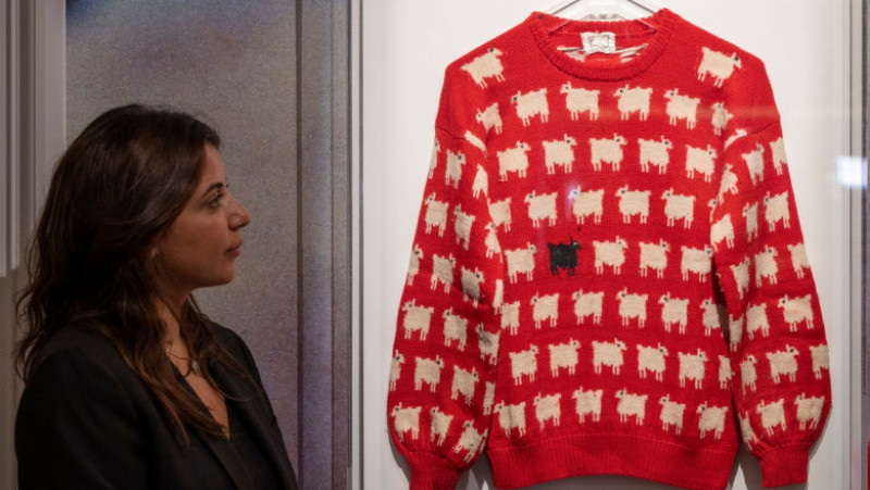 Celebrul pulover din lână roşie, decorat cu oi, purtat de Prinţesa Diana în 1981, a fost vândut, joi, la licitaţie cu peste 1,1 milioane de dolari de Casa Sotheby's. FOTO: Profimedia Images