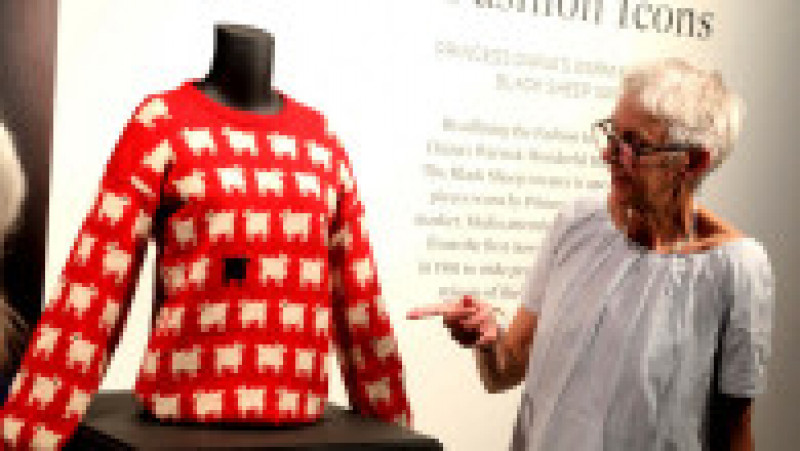 Celebrul pulover din lână roşie, decorat cu oi, purtat de Prinţesa Diana în 1981, a fost vândut, joi, la licitaţie cu peste 1,1 milioane de dolari de Casa Sotheby