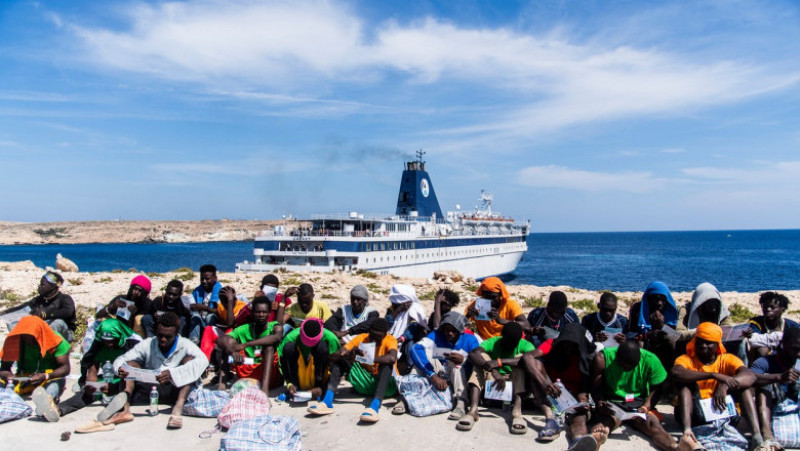 Mica insulă italiană Lampedusa este copleşită de numărul migranţilor care continuă să sosească dinspre nordul Africii. FOTO: Profimedia Images