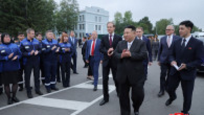 Liderul nord-coreean Kim Jong-un a sosit sâmbătă, la Vladivostok, în Orientul Îndepărtat al Rusiei, unde a fost întâmpinat de ministrul rus al Apărării, Serghei Şoigu. FOTO: Profimedia Images | Poza 2 din 9
