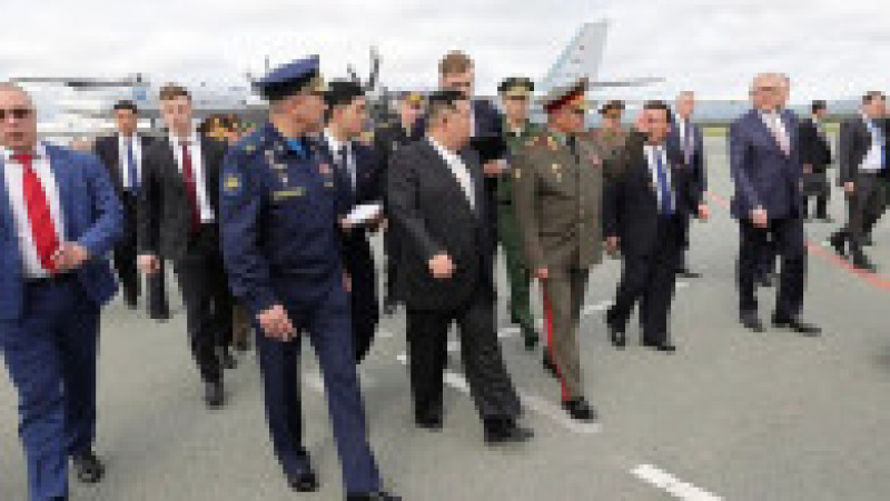 Liderul nord-coreean Kim Jong-un a sosit sâmbătă, la Vladivostok, în Orientul Îndepărtat al Rusiei, unde a fost întâmpinat de ministrul rus al Apărării, Serghei Şoigu. FOTO: Profimedia Images | Poza 7 din 9