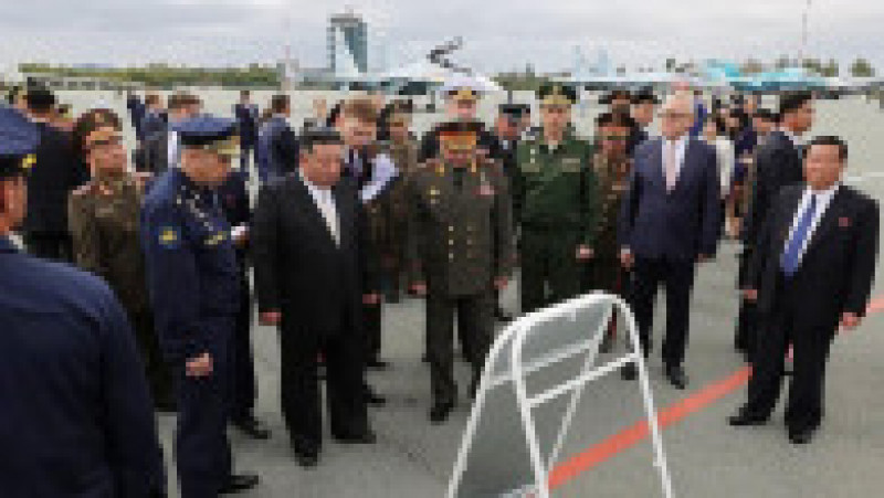 Liderul nord-coreean Kim Jong-un a sosit sâmbătă, la Vladivostok, în Orientul Îndepărtat al Rusiei, unde a fost întâmpinat de ministrul rus al Apărării, Serghei Şoigu. FOTO: Profimedia Images | Poza 1 din 9