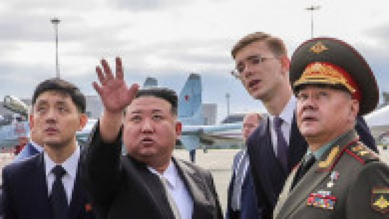 Liderul nord-coreean Kim Jong-un a sosit sâmbătă, la Vladivostok, în Orientul Îndepărtat al Rusiei, unde a fost întâmpinat de ministrul rus al Apărării, Serghei Şoigu. FOTO: Profimedia Images | Poza 5 din 9
