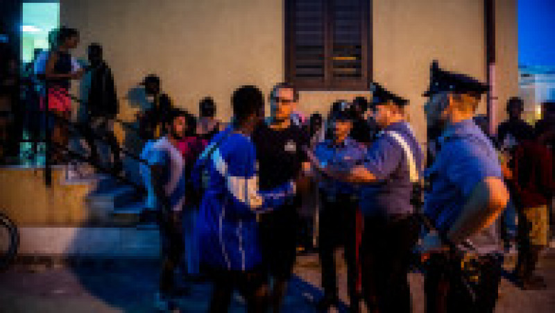 Haos în Lampedusa, asaltată de migranți. FOTO: Profimedia Images | Poza 4 din 20