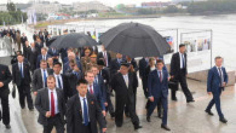 La finalul vizitei, Kim „şi-a prezentat sincerele mulţumiri preşedintelui Putin şi liderilor ruşi” pentru „atenţia deosebită şi ospitalitatea lor cordială”. FOTO: Profimedia Images | Poza 3 din 7